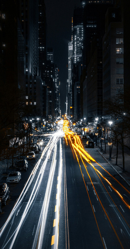 Prise de vue d'une ville de nuit avec les tracée de lumière laissée par les vehicules sur une longue exposition