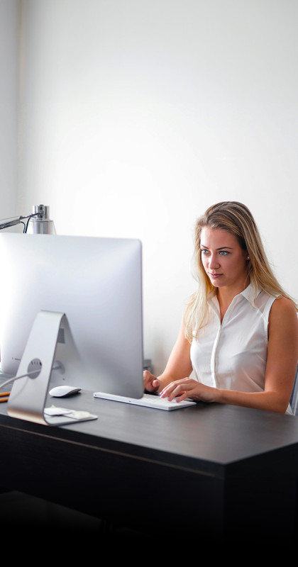 femme à l’ordinateur en train d’optimiser un site Web